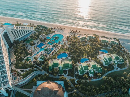 Iberostar Selection Cancun family-friendly all-inclusive resort in Cancun Hotel Zone with beachfront pools, ocean views, and modern architecture.